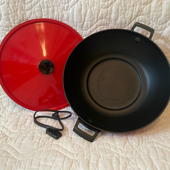 West Bend Electric Wok - Picture 4 of 6